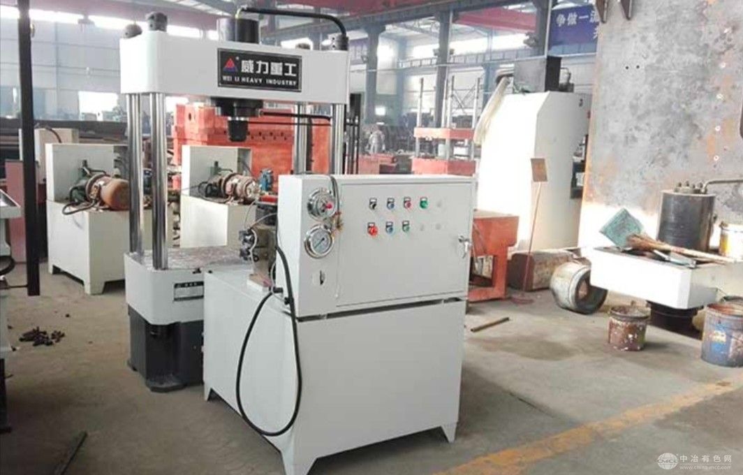 两梁四柱液压机