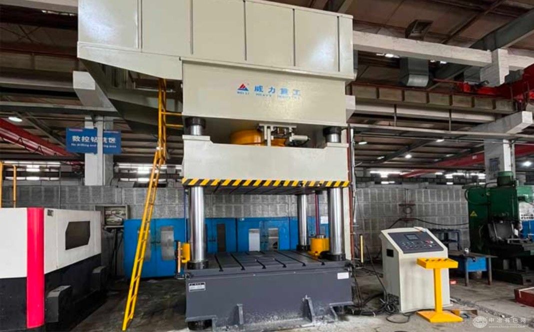 高精度四柱液压机