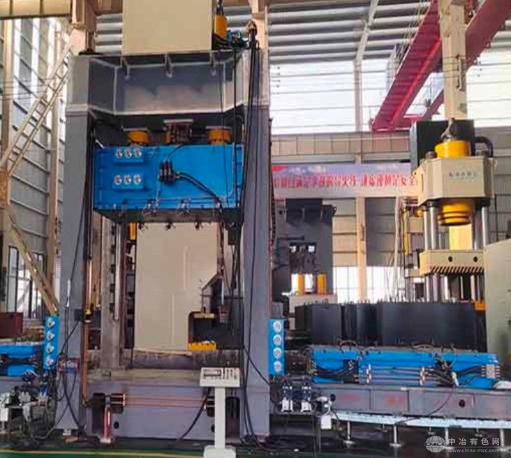 高精度框架式液压机