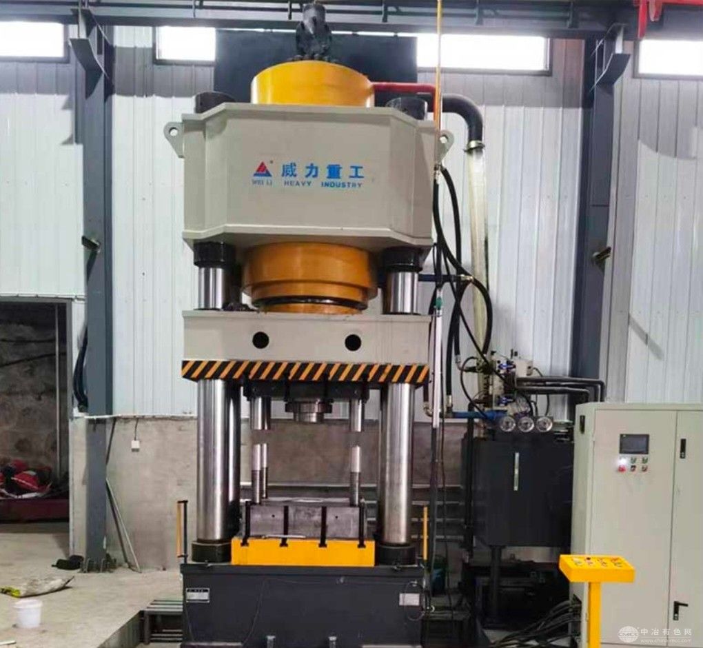 三梁四柱伺服液压机